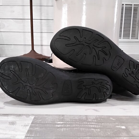 Boots - Picture 5 of 6